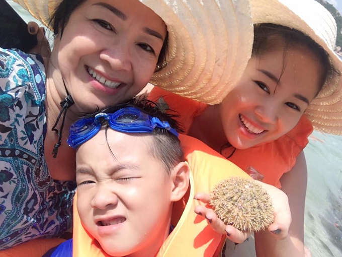 le-phuong-khoe-anh-hanh-phuc-ben-ong-xa-trung-kien-va-con-trai-7