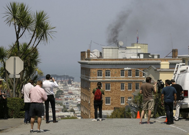 Đám đông bên ngoài lãnh sự quán Nga ở San Francisco (Ảnh: AP)