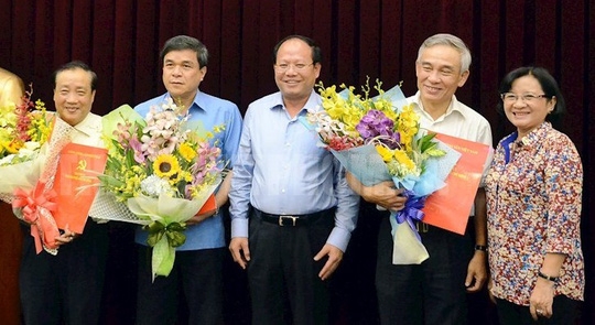 Ông Nguyễn Quý Hòa (thứ 2 từ trái sang) được nghỉ việc theo nguyện vọng (ảnh: B.Nghi)