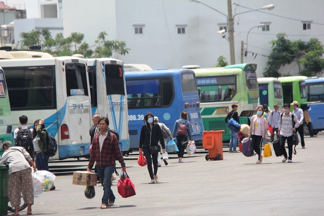 Sợ tắc đường, từ sáng sớm người dân các tỉnh lại ùn ùn đổ về thành phố sau kỳ nghỉ lễ 2/9 - Ảnh 14.