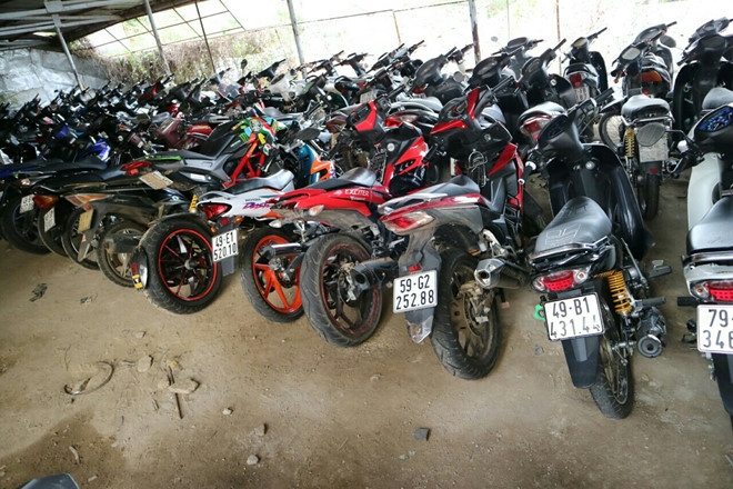 Tam giu 40 xe 'di bao' tai pho nui hinh anh 1