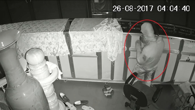 Camera an ninh của tiệm vàng Trang Ngọc ghi lại hình ảnh nghi can thực hiện vụ trộm /// Ảnh Cắt từ clip