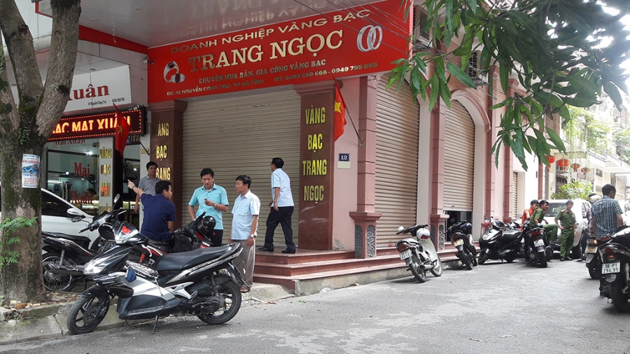 Treo thưởng 200 triệu đồng cho người nhận diện được nghi phạm trộm tiệm vàng - ảnh 2