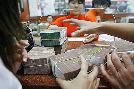 Vay duoi 100 trieu dong moi duoc giai ngan bang tien mat hinh anh 1