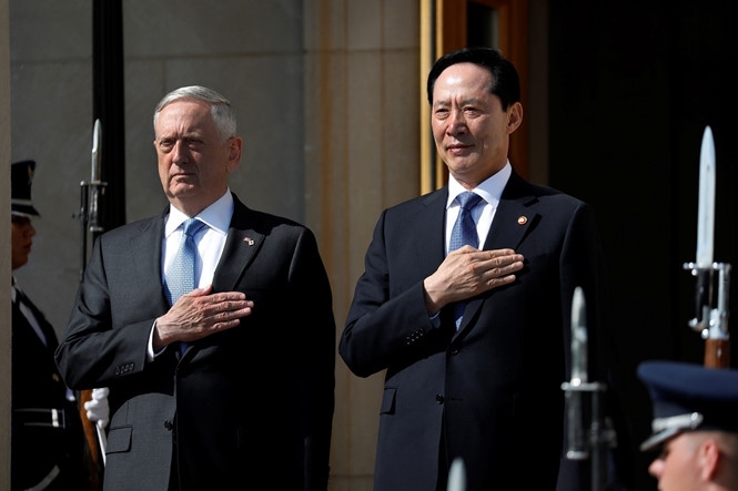 Bộ trưởng Quốc phòng Mỹ James Mattis (trái) và người đồng cấp Hàn Quốc Song Young-moo tại trụ sở Lầu Năm Góc ngày 30.8 /// Reuters