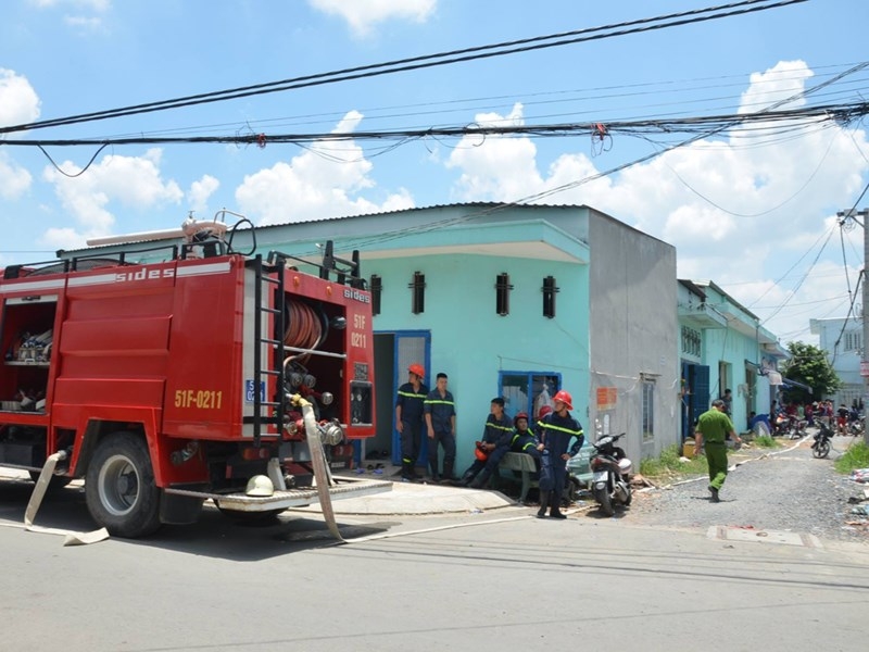 Bắt cóc bé trai đưa vào phòng tưới xăng dọa đốt - ảnh 1