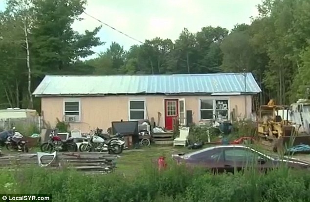 Bé gái 10 tuổi bị mẹ đẻ bỏ đói, buộc vào xe bắt chạy theo để mua vui cho người tình - Ảnh 2. Bé gái 10 tuổi bị mẹ đẻ bỏ đói, buộc vào xe bắt chạy theo để mua vui cho người tình - Ảnh 2.