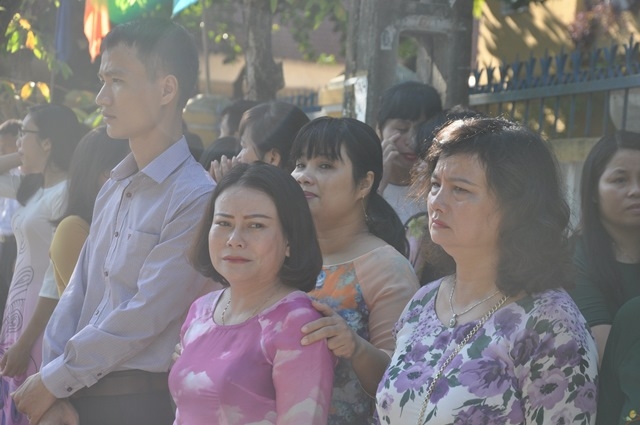Bí thư Quảng Nam cúi đầu tiễn đưa cô giáo trẻ trong ngày khai trường - Ảnh 2.