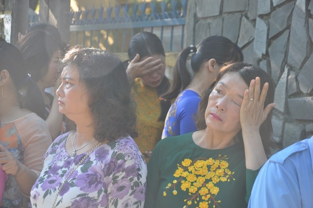Bí thư Quảng Nam cúi đầu tiễn đưa cô giáo trẻ trong ngày khai trường - Ảnh 3.