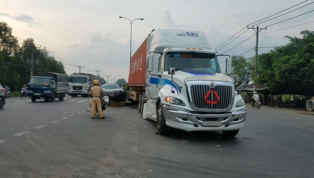 Container mất lái, kéo lê xe ô tô hơn 30 mét trên đường, 3 người trong ô tô hoảng loạn kêu cứu - Ảnh 2.