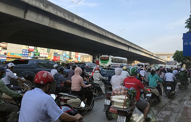 Sáng nay, nhiều tuyến phố trên địa bàn TP Hà Nội bị ùn tắc nghiêm trọng
