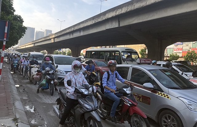 Tuyến đường Nguyễn Xiển bị ùn tắc kéo dài hàng kilomet