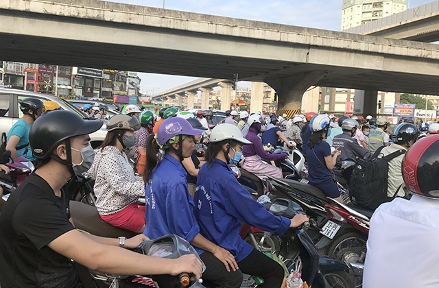 Nhiều người cảm thấy mệt mỏi khi bị giam giữa đường hàng tiếng