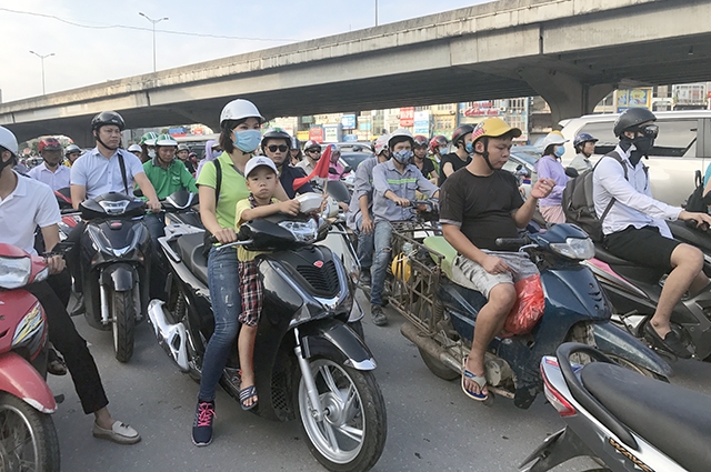 Học sinh tựu trường trong năm học mới (2017-2018) khiến mật độ giao thông trên đường phố Hà Nội tăng đột biến