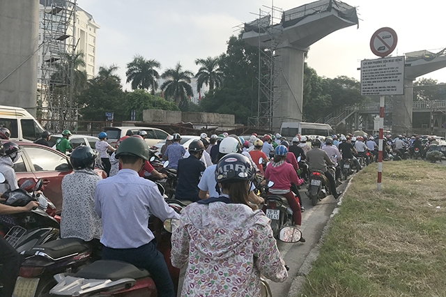 Ùn tắc nghiêm trọng trên các tuyến phố ở địa bàn quận Cầu Giấy