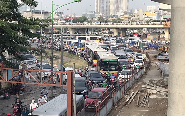 Công trường đường sắt trên cao (ga Hà Nội - Nhổn) tạo thành nút thắt cổ chai trên đường Xuân Thủy