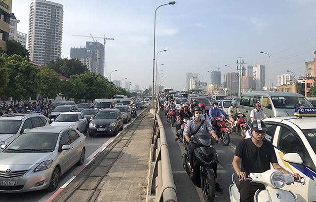 Ô tô, xe máy xếp hàng bò qua cầu vượt Mai Dịch