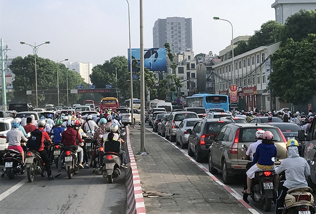 Phương tiện giao thông bít kín đường Phạm Văn Đồng, hướng ra cầu Thăng Long
