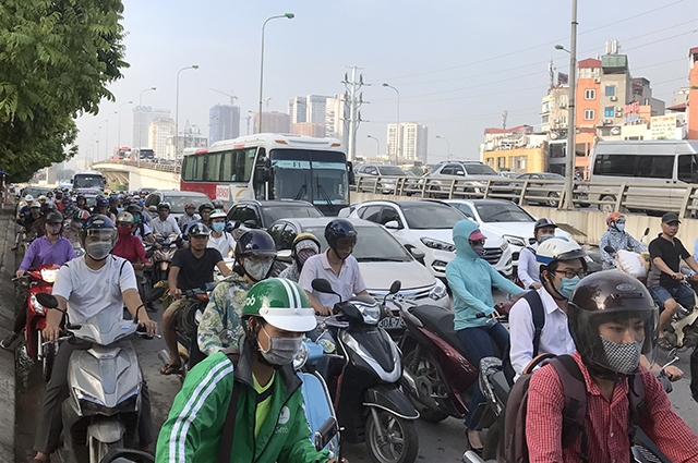  Gần 8h sáng nay, ùn tắc trên các tuyến đường ở Hà Nội càng lúc càng nghiêm trọng. 