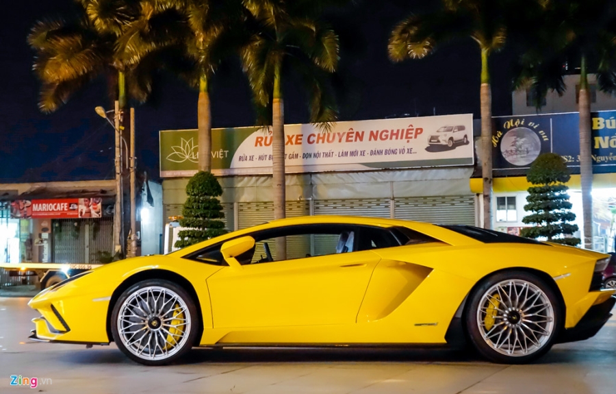 Lamborghini Aventador S hon 40 ty lan dau xuong pho Sai Gon hinh anh 2