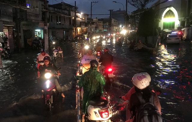 Hàng loạt tuyến đường ở vùng phía Đông TPHCM chìm trong biển nước trong cơn mưa cực lớn chiều 5/9.