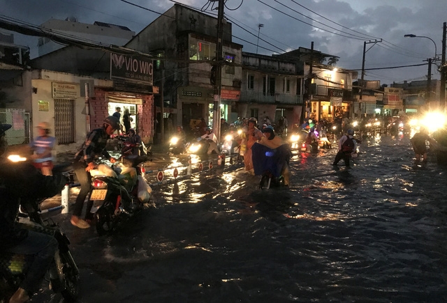 Ngập nặng trên đường Tô Ngọc Vân, quận Thủ Đức.