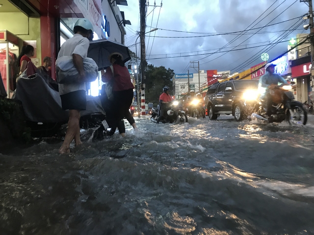 Dù tuyến đường Võ Văn Ngân vừa được ngành chức năng làm thêm nhiều hệ thống thoát nước, tuy nhiên do cơn mưa chiều 5/9 quá lớn nên thảm cảnh ngập vẫn xảy ra.