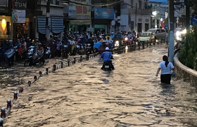 Nước mưa ngập lút cả dải phân cách thép trên đường Tô Ngọc Vân, quận Thủ Đức.