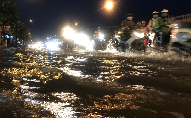 Tuyến đường Phạm Văn Đồng, đại lộ được đánh giá đẹp, hiện đại bậc nhất ở Sài Gòn cũng chìm trong biển nước tại đoạn qua địa bàn quận Thủ Đức.