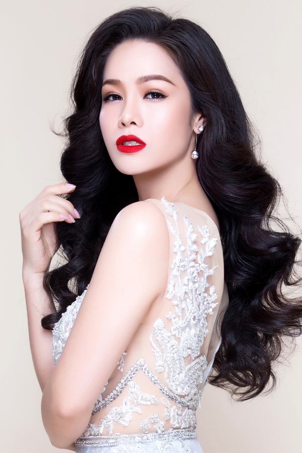 nhat-kim-anh-khoe-nhan-sac-ruc-ro-cua-gai-mot-con-4