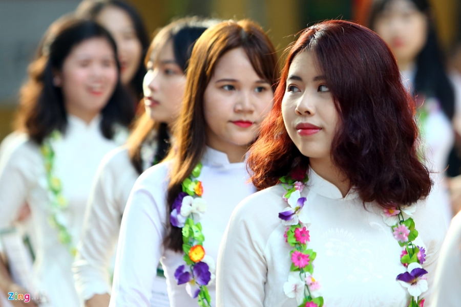 Nu sinh rang ro trong ta ao dai ngay khai truong hinh anh 2