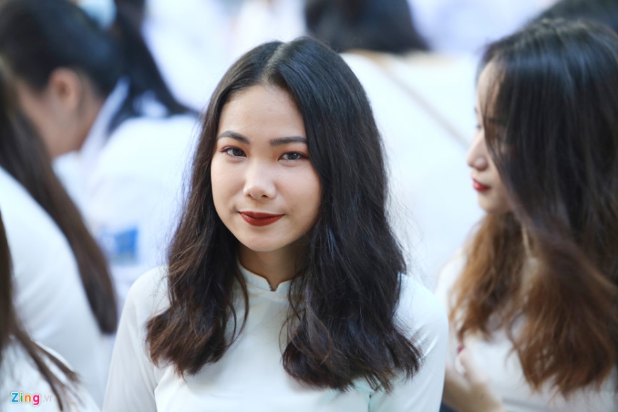 Nu sinh rang ro trong ta ao dai ngay khai truong hinh anh 4