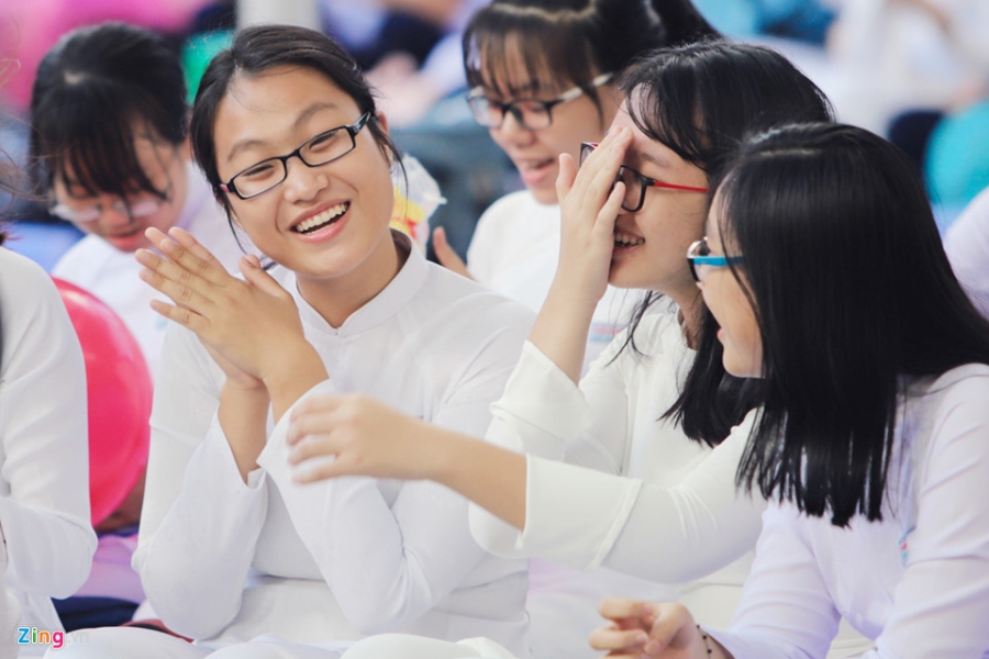 Nu sinh rang ro trong ta ao dai ngay khai truong hinh anh 8