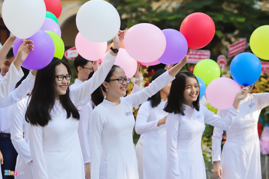 Nu sinh rang ro trong ta ao dai ngay khai truong hinh anh 9