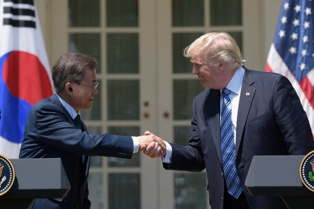  Tổng thống Mỹ Donald Trump và Tổng thống Hàn Quốc Moon Jae-in (Ảnh: Reuters) 