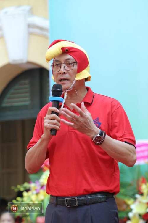Thầy Bình - hiệu trưởng trường Việt Đức hóa gà trống, vui vẻ nhảy múa bên học sinh trong lễ khai giảng - Ảnh 2.