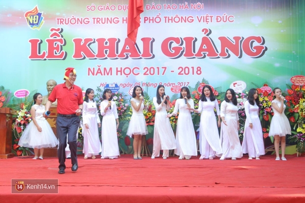 Thầy Bình - hiệu trưởng trường Việt Đức hóa gà trống, vui vẻ nhảy múa bên học sinh trong lễ khai giảng - Ảnh 4.