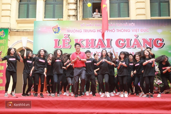 Thầy Bình - hiệu trưởng trường Việt Đức hóa gà trống, vui vẻ nhảy múa bên học sinh trong lễ khai giảng - Ảnh 5.