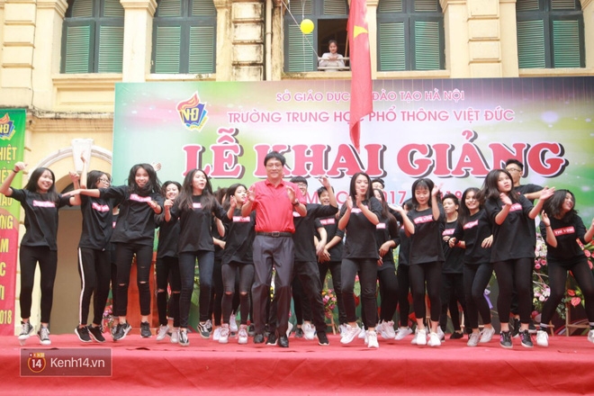 Thầy Bình - hiệu trưởng trường Việt Đức hóa gà trống, vui vẻ nhảy múa bên học sinh trong lễ khai giảng - Ảnh 5.