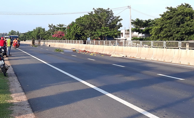 Treo qua dai phan cach de sang duong, mot phu nu 40 tuoi bi tong chet hinh anh 1