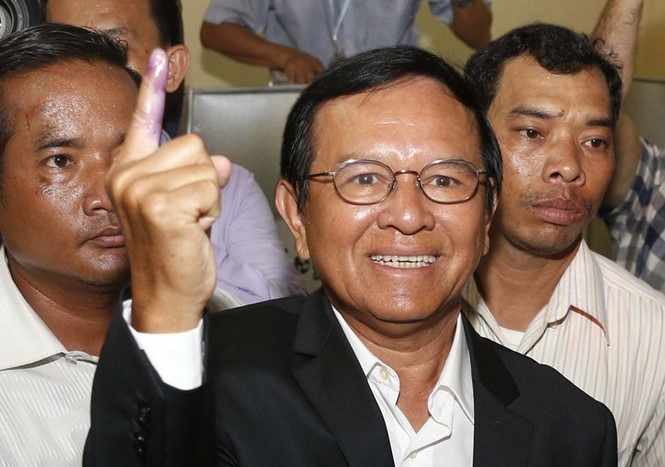 Chủ tịch đảng đối lập Cứu nguy dân tộc Campuchia Kem Sokha (giữa) /// Ảnh: AFP