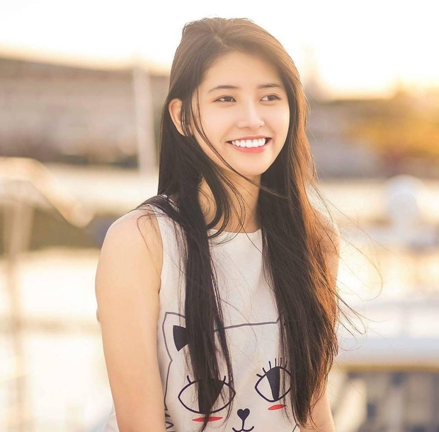 Cô bạn Hải Phòng bị chụp lén lúc đang ngủ gật được gọi là Suzy phiên bản Việt - Ảnh 2.