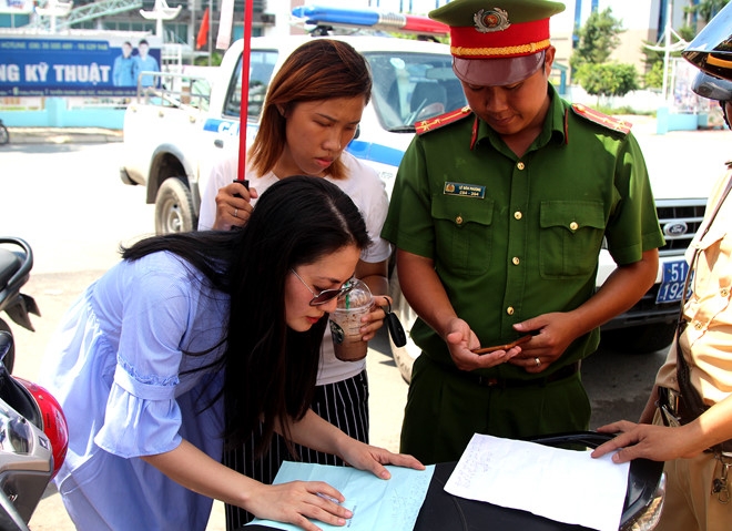 CSGT bi dien vien Ngoc Lan lon tieng: Toi chua gap ai nhu co ta hinh anh 2