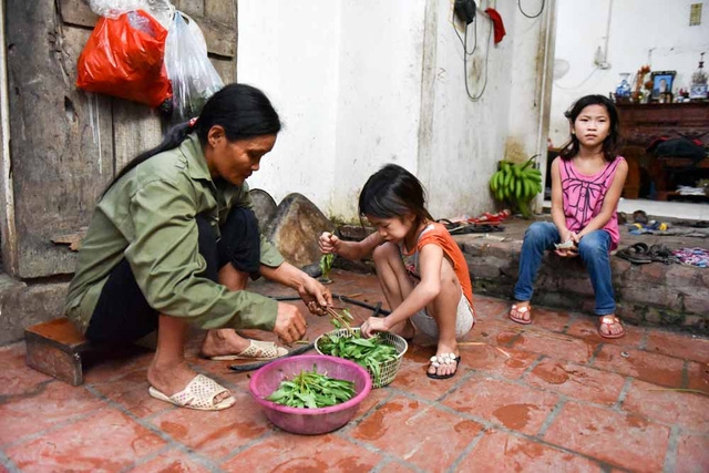  Từ nhiều năm nay, gia đình bà Đặng Thị Hải được nhiều người biết tới với 14 đứa con ra đời liên tiếp. Đầu năm 2016, ông Năm, chồng bà Hải đã mất do bệnh hiểm nghèo, gánh nặng mưu sinh dồn lại hết cho bà. Cả nguồn sống duy nhất của 14 người trong gia đình là sản vật từ bãi đầm ở gần nhà. 