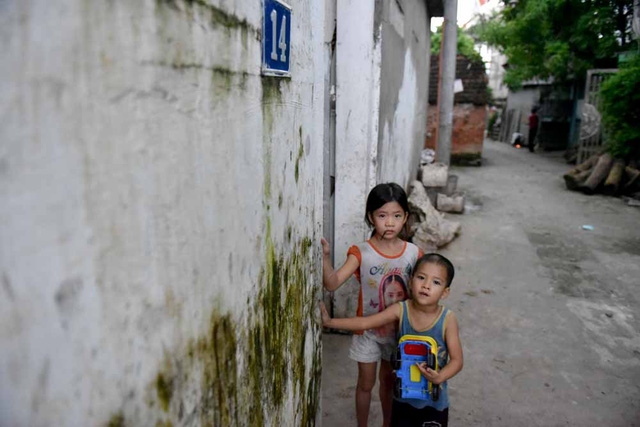  Bé Sáng đưa cháu ra ngõ đón bà Hải đi làm về … 