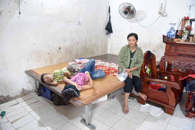  “Mấy tháng gần đây, tôi hay bị đau đầu, đứng không vững, sức khỏe sa sút. Nhưng quả tình, tôi không dám đi khám bệnh. Phần vì không có tiền, phần vì sợ bệnh nặng. Tâm nguyện của tôi bây giờ là mong có sức khỏe đi làm nuôi các cháu và đặc biệt nuôi 6 đứa con còn đang đi học cho đến nơi đến chốn. Đến khi đó, tôi dù chết cũng yên lòng” chị Hải rấm rức khóc và nói... 