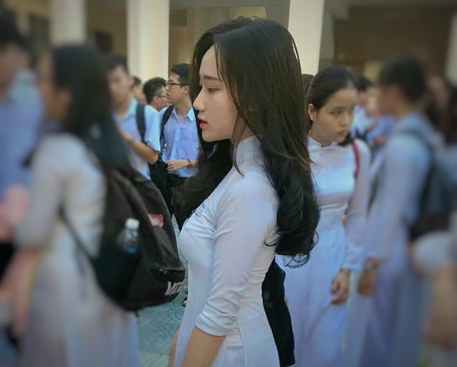 Dan mang tim kiem 10X xinh xan trong ta ao dai ngay khai giang hinh anh 1