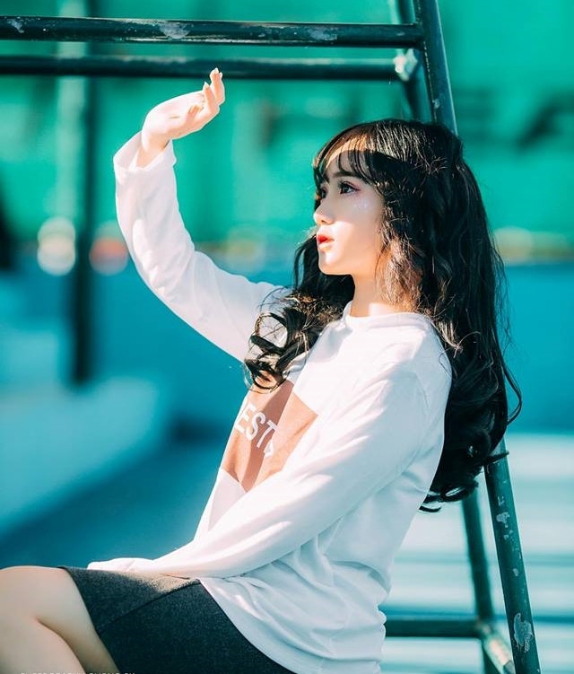 Dan mang tim kiem 10X xinh xan trong ta ao dai ngay khai giang hinh anh 2