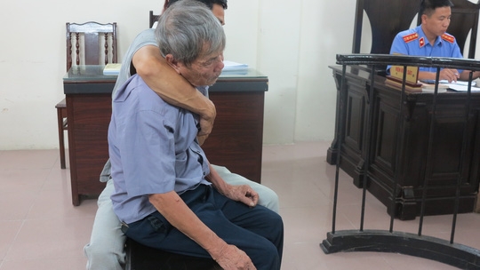 Dụ bim bim, cụ ông gần 80 tuổi giở trò đồi bại với bé gái 3 tuổi - Ảnh 1.