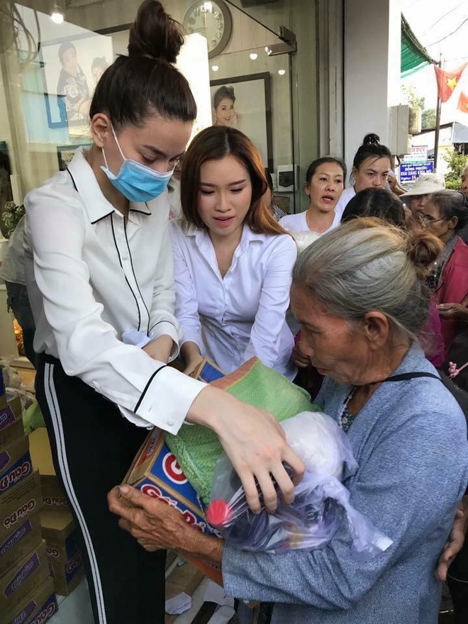 Hà Hồ bức xúc đáp trả khi bị chỉ trích vì đi từ thiện mà đeo khẩu trang - Ảnh 2.